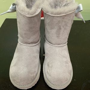 Size 10 ribbon UGG boot.Wore only for half season.